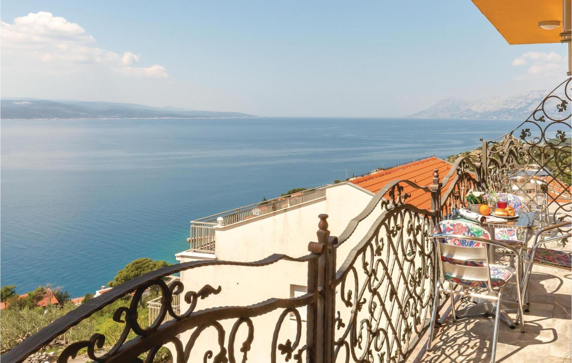 Nice Apartment In Krvavica With House Sea View Zewnętrze zdjęcie